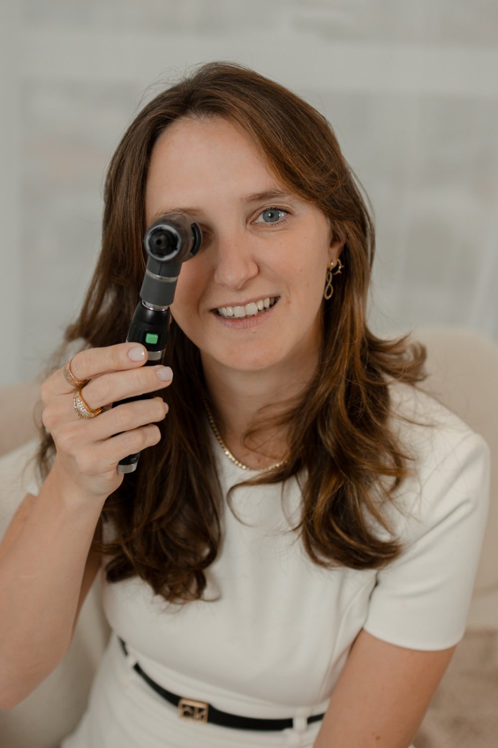 Dra. Suzanne Mallmann Varnier, otorrinolaringologista em Jaraguá do Sul, com um otoscópio na mão